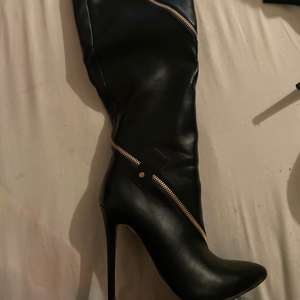 Boots - Picture 2 of 7